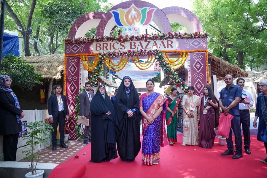 BRICS बाजार में लगी प्रदर्शनी का मुआयना कराने में ईरानी राष्ट्रपति की बेटी जहरा का साथ दी अन्नपूर्णा देवी