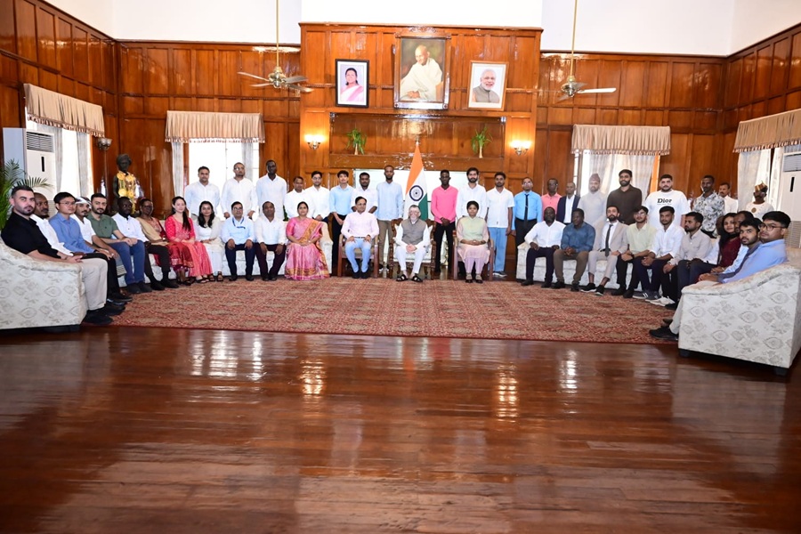 विदेशी छात्रों से राज्यपाल ने कहा, ज्ञान एवं संवाद दो देशों के बीच सेतु का निर्माण करते हैं