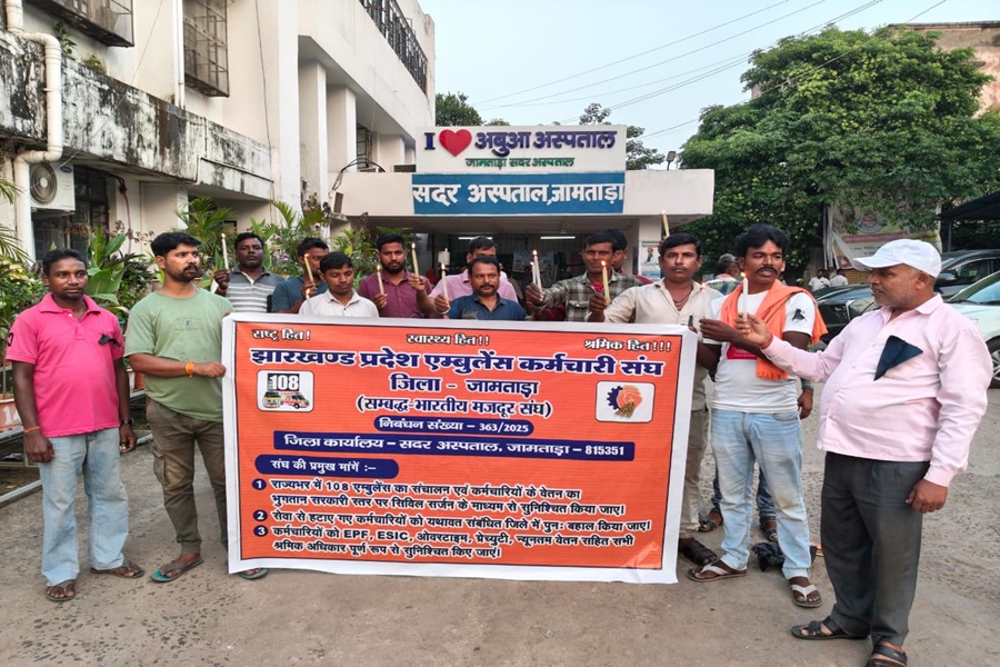 जामताड़ा में 108 एंबुलेंस कर्मियों का कैंडल मार्च, 21 अक्टूबर से बेमियादी हड़ताल की चेतावनी दी