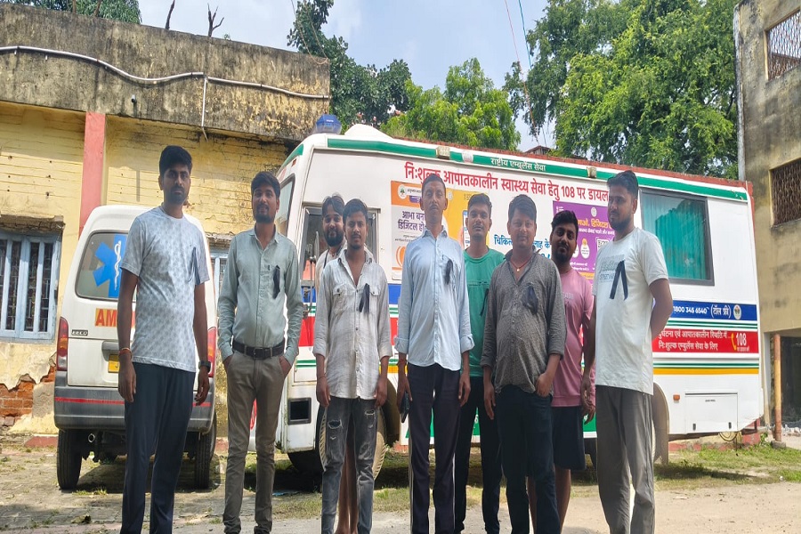 108 एम्बुलेंस कर्मचारियों ने काला बिल्ला लगाकर शुरू किया चरणबद्ध आंदोलन