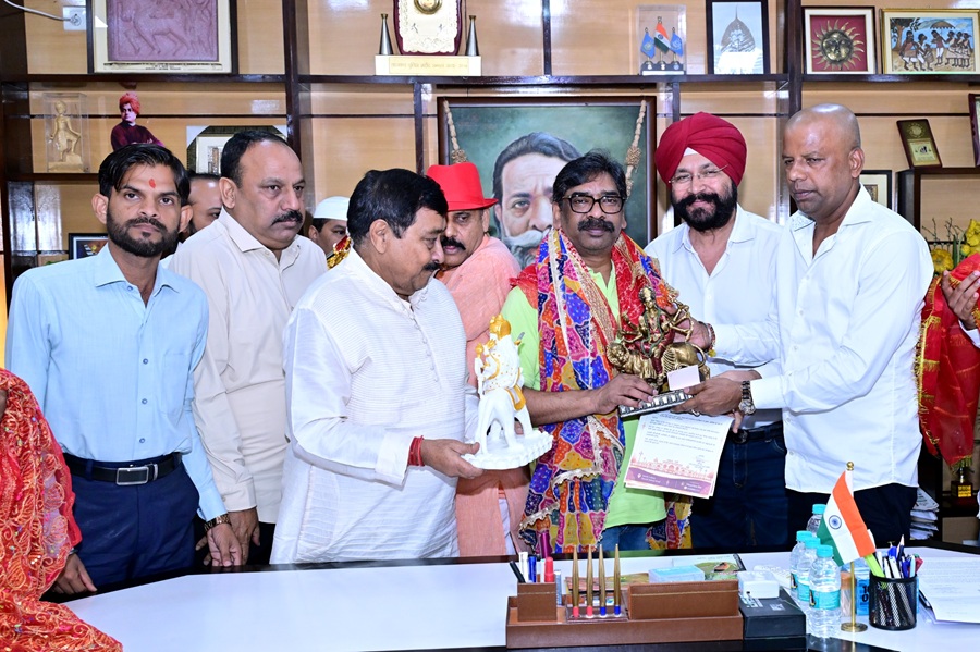 दुर्गा पूजा समितियों के सदस्यों ने CM हेमंत से किया प्रशासनिक सहयोग का आग्रह 