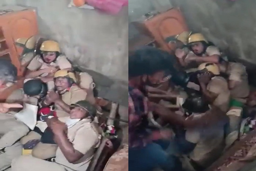 भीड़ ने जलाया थाना, पलंग के नीचे बचने के लिए छिपे पुलिस कर्मियों को मारा