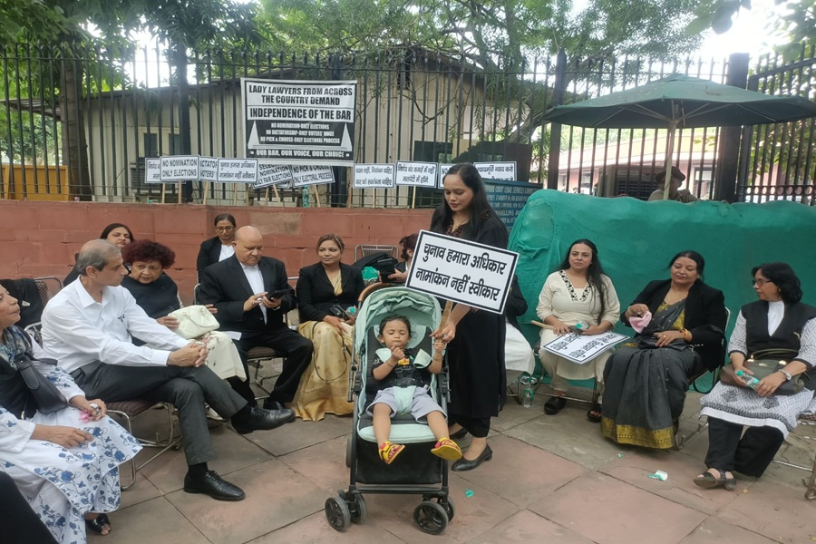 BCI में महिलाओं के मनोनयन के विरुद्ध सुप्रीम कोर्ट के बाहर अधिवक्ताओं ने किया प्रदर्शन