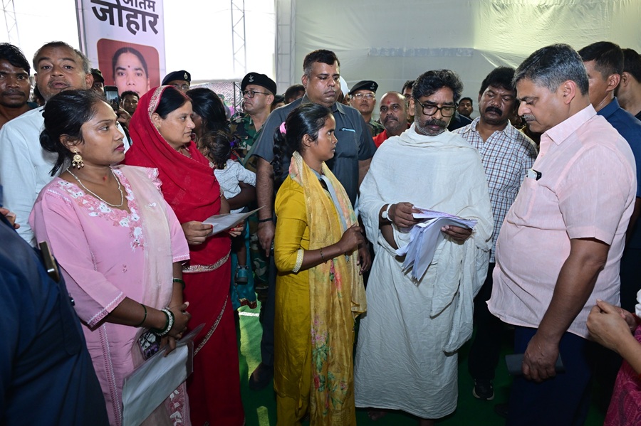 मां के श्राद्ध अनुष्ठानों के बीच जनता की समस्याओं का भी समाधान कर रहे CM