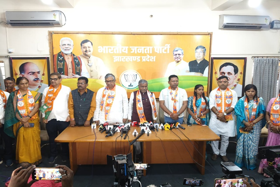ईचागढ़ से खगेन महतो, बोकारो से परिंदा सिंह, बरकट्ठा से कुमकुम देवी समेत कई नेताओं ने थामा भाजपा का दामन