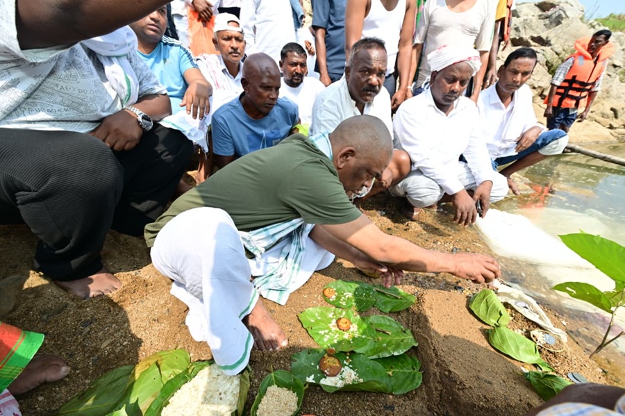 CM हेमंत सोरेन ने मां रूपी सोरेन की अस्थियां रजरप्पा के दामोदर-भैरवी संगम तट पर विसर्जित किया