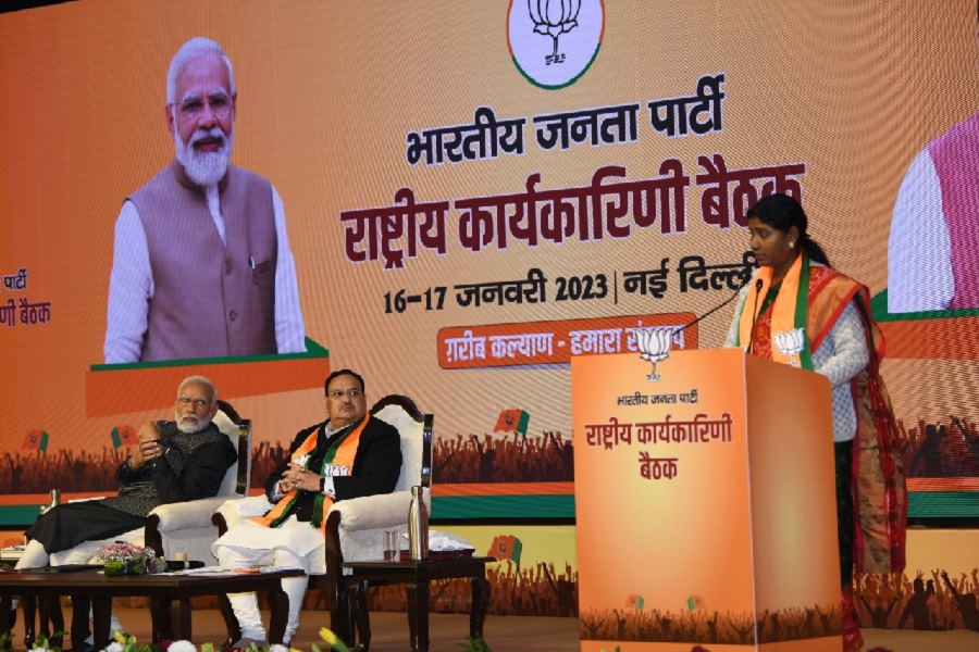 भाजपा राष्ट्रीय कार्यकारिणी की बैठक का मेयर आशा लकड़ा ने किया मंच संचालन