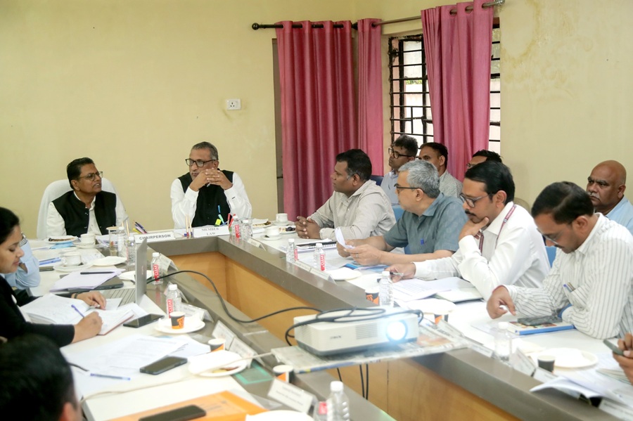 उपभोक्ताओं को गुणवत्तापूर्ण बिजली आपूर्ति और शिकायतों के त्वरित निष्पादन पर जोर