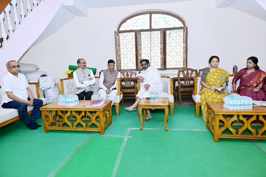 नेमरा पहुंच कर कई नेताओं ने दी सीएम को सांत्वना, दिवंगत रूपी सोरेन को श्रद्धांजलि