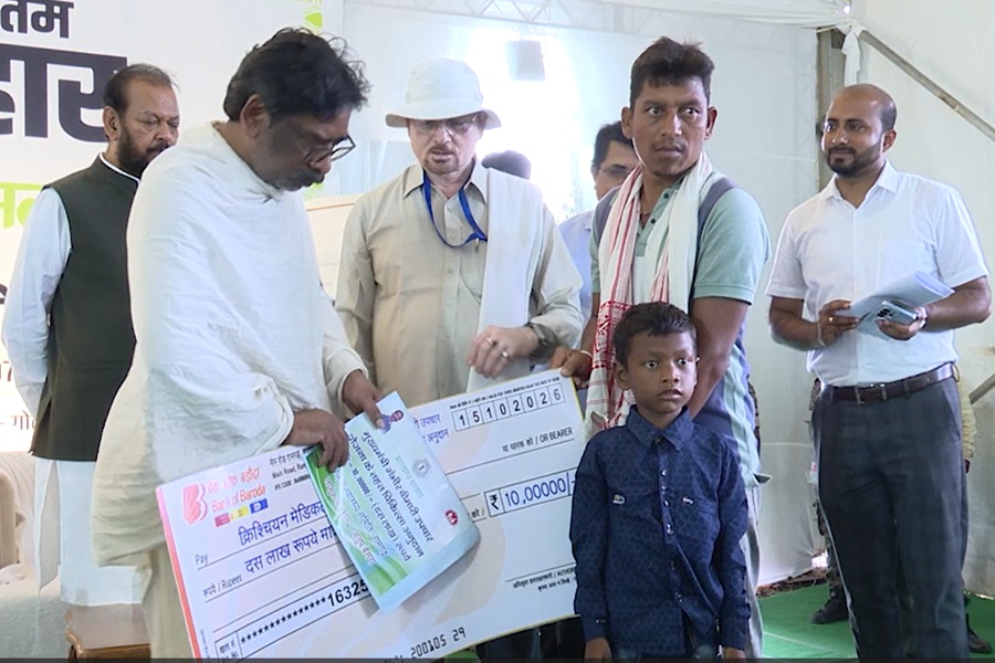 48 घंटे में 6 वर्षीय अनूप बेसरा के कान के इलाज के लिए CM हेमंत सोरेन ने 10 लाख का चेक दिया
