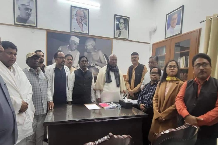 
						मल्लिकार्जुन खड़गे से मिले झारखंड कांग्रेस के नेता
					
