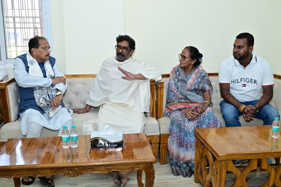 सीएम से मिल कर वित्त मंत्री और पूर्व विधायक विष्णु भैया की पत्नी चमेली देवी ने ढाढस बंधाया