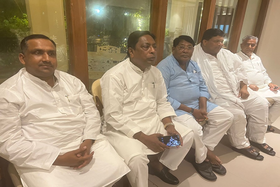 रांची लौट रहे हैं झारखंड के 4 मंत्री, रायपुर में मेफेयर रिजॉर्ट के बाहर बीजेपी का प्रदर्शन