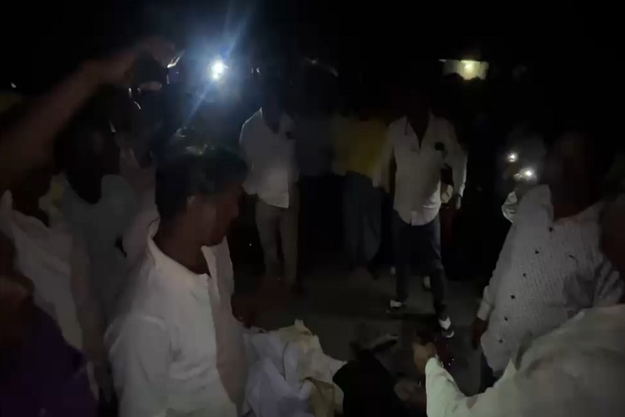 अज्ञात वाहन की चपेट में आने से वार्ड सदस्य की मौत, मुआवजे की मांग पर सड़क जाम