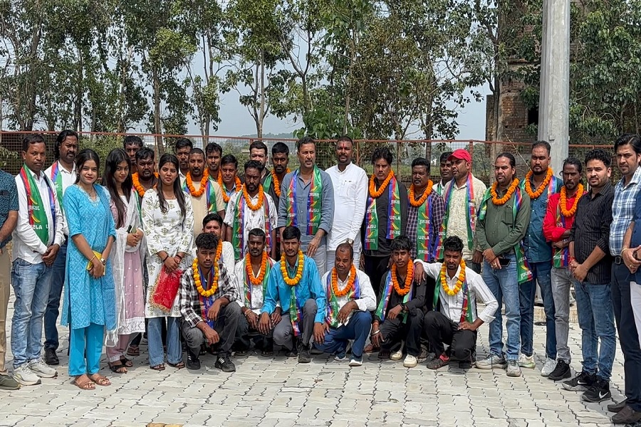 युवाओं और समाजसेवियों का AJSU पर बढ़ा भरोसा, सुदेश महतो की मौजूदगी में दर्जनों ने ली सदस्यता
