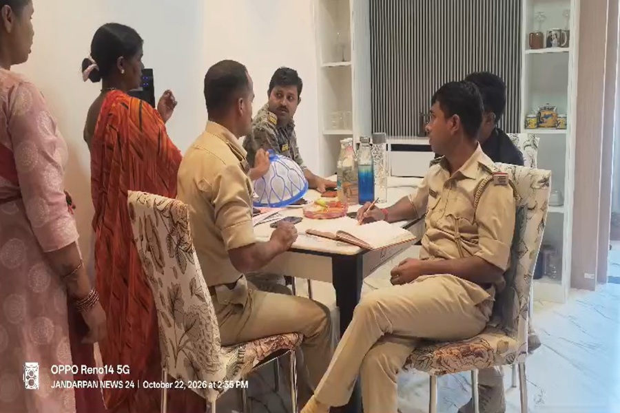 हजारीबाग में हाईकोर्ट की वकील अनुष्का चक्रवर्ती की संदिग्ध मौत, पंखे से लटका मिला शव; पति गायब