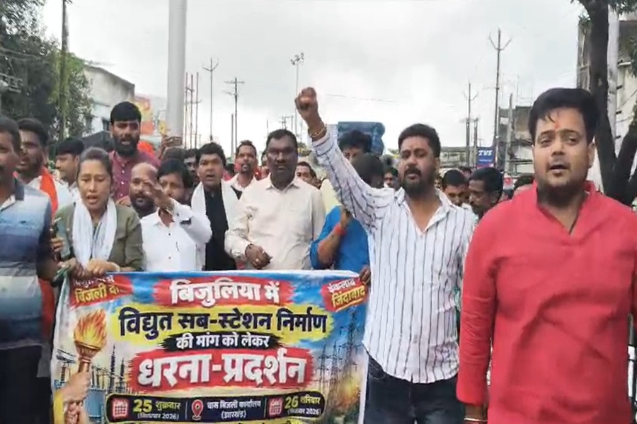 बोकारो में बिजली कटौती के खिलाफ सड़क पर उतरे ग्रामीण, पूर्व मंत्री अमर बाउरी का मिला साथ