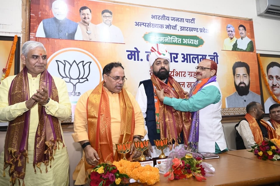ताजदार आलम ने संभाला BJP अल्पसंख्यक मोर्चा अध्यक्ष का कार्यभार, मजार पर चादर चढ़ाकर मोदी के लिए की दुआ