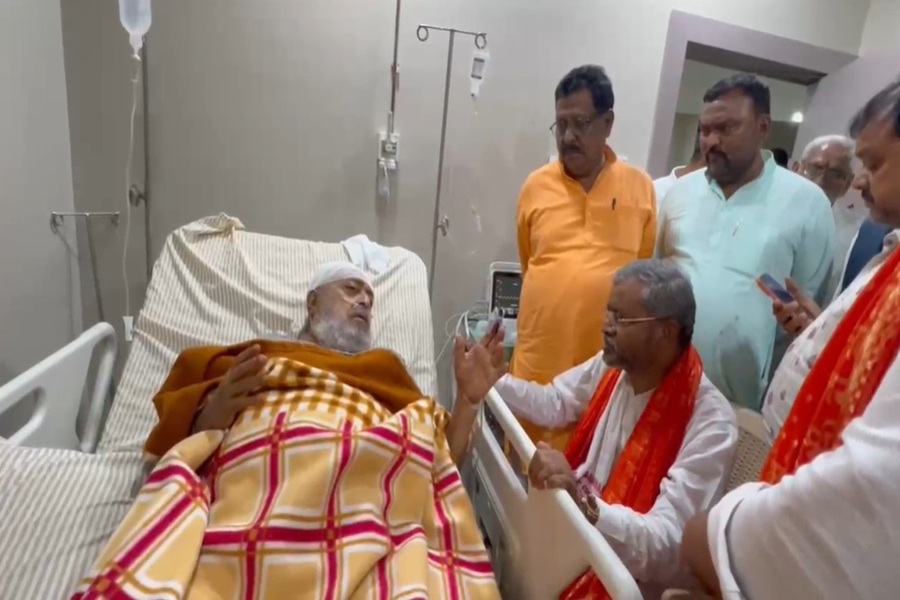 जमीन विवाद में जख्मी बुजुर्ग से मिले बाबूलाल मरांडी, विधि-व्यवस्था पर सरकार को घेरा