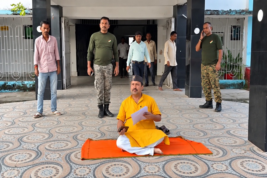 अपनी ही सरकार के खिलाफ धरने पर बैठे विधायक बिनय बिहारी, बोले- CM आएंगे तभी उठूंगा