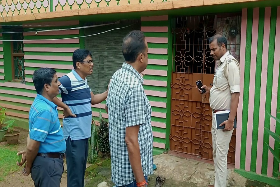मां के इलाज के लिए जमशेदपुर में था परिवार, बंद घर से लाखों के गहने और नकदी चोरी