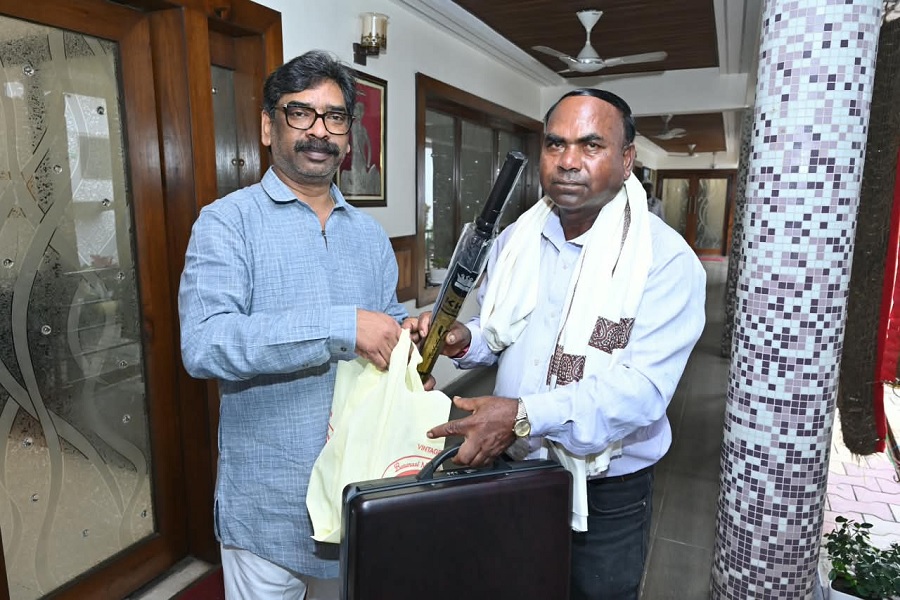 अनुसेवक अंगद महतो के रिटायरमेंट पर CM हेमंत सोरेन ने दी शुभकामनाएं