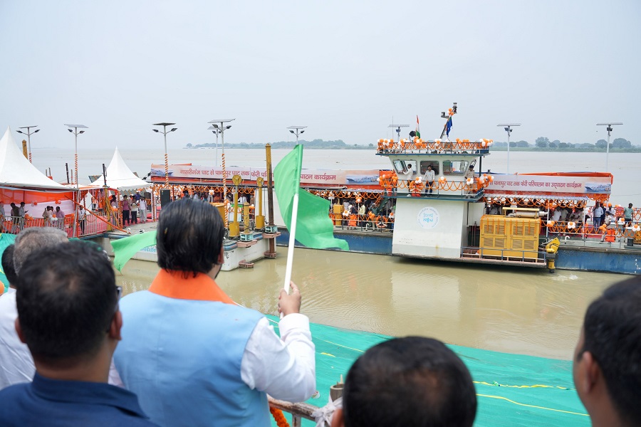 CM_SAMRAT_GREEN_FLAG.jpg