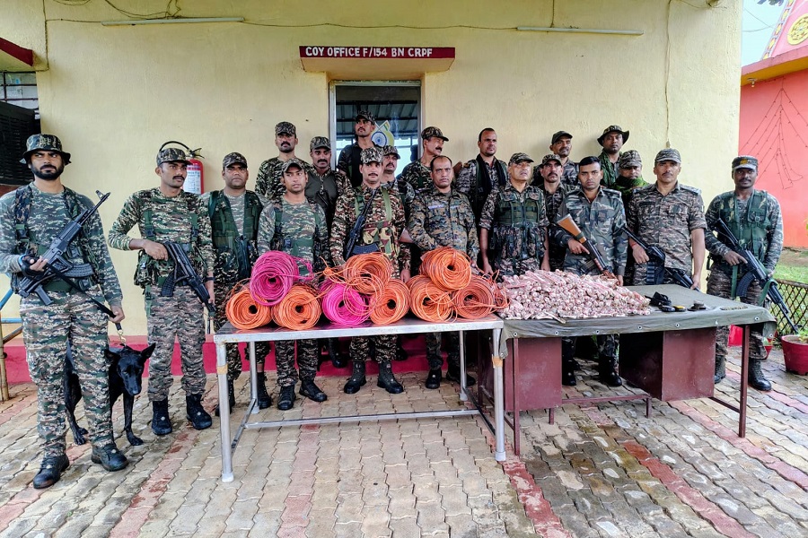 गिरिडीह में पुलिस-CRPF की बड़ी कार्रवाई, भारी मात्रा में विस्फोटक सामग्री मिली