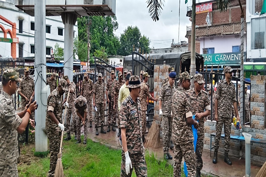 गढ़वा में CRPF ने चलाया सफाई अभियान