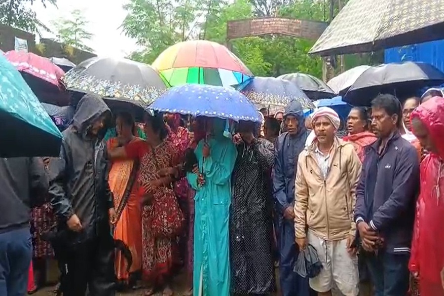 कोर्ट के आदेश पर दुन्दरिया चर्च में दखल-दिहानी कराने पहुंचा प्रशासन, दो पक्ष आमने-सामने