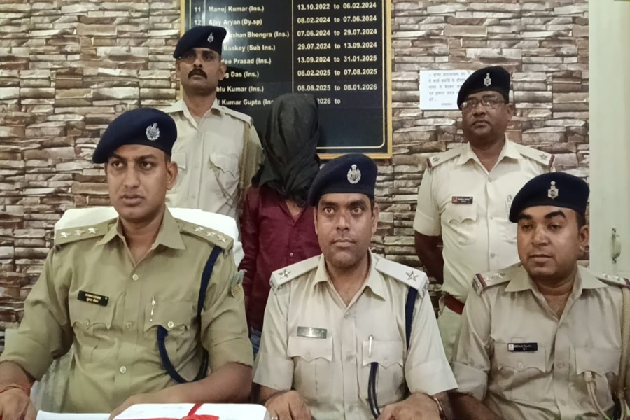 पाकुड़ में लॉटरी के अवैध कारोबार पर चला पुलिस का डंडा, आरोपी गिरफ्तार; 1900 टिकट जब्त