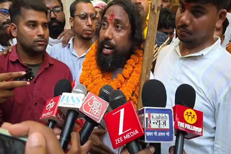 भर्ती व्यवस्था सुधार यात्रा के आखिरी पड़ाव पर पहुंचे देवेंद्र नाथ महतो, गढ़वा में छात्रों ने कंधे पर बैठाकर कराया स्वागत