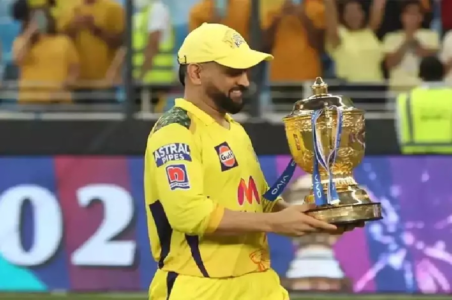 Dhoni_with_trophy.jpg