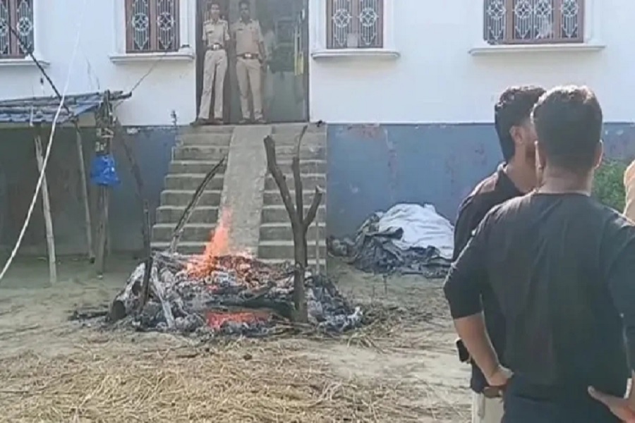 गोपालगंज में छात्रा की मौत पर बवाल, आरोपी के घर के सामने जलाया शव