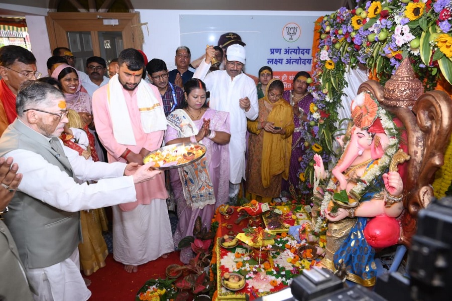राज्यपाल संतोष गंगवार ने संजय सेठ के आवास पर गणेशोत्सव में की पूजा-अर्चना
