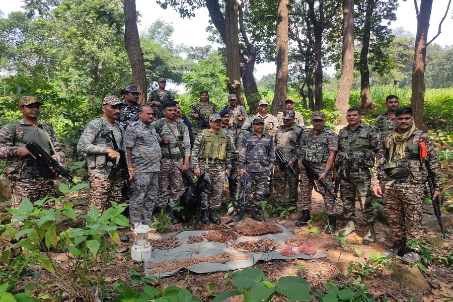 पारसनाथ के जंगल में केन बम और 38 ग्रेनेड शेल बरामद, पुलिस-CRPF का सर्च ऑपरेशन