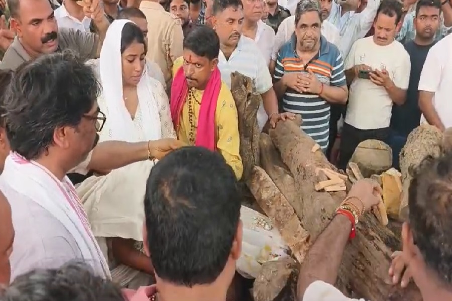 पंचतत्व में विलीन हुए दिवंगत सुदिव्य सोनू, हरसिंहरायडीह श्मशान घाट पर हुआ अंतिम संस्कार