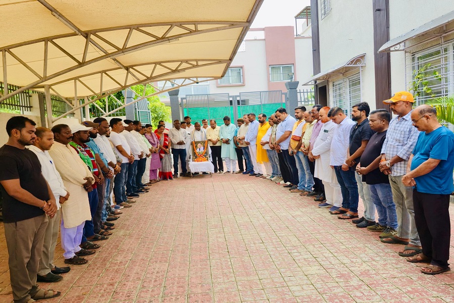 JMM गढ़वा जिला कमिटी ने मंत्री सुदिव्य सोनू को दी श्रद्धांजलि