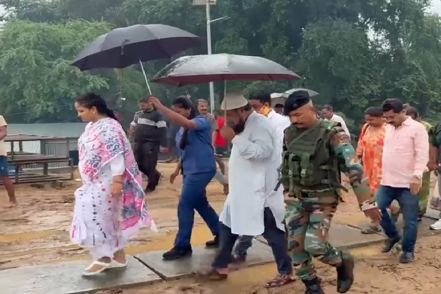 गिरिडीह  में बारिश के बीच छठ घाटों पर पहुंचीं कल्पना सोरेन, तैयारियों का लिया जायजा