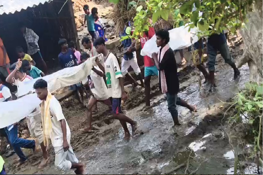सड़क नहीं मिलने पर भड़के ग्रामीण, सांसद और विधायक का पुतला दहन; जानें पूरा मामला