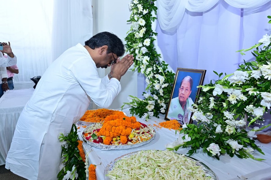 CM हेमंत सोरेन ने रोशन कुमार की दिवंगत माता पार्वती देवी को दी श्रद्धांजलि, ब्रह्मभोज में हुए शामिल
