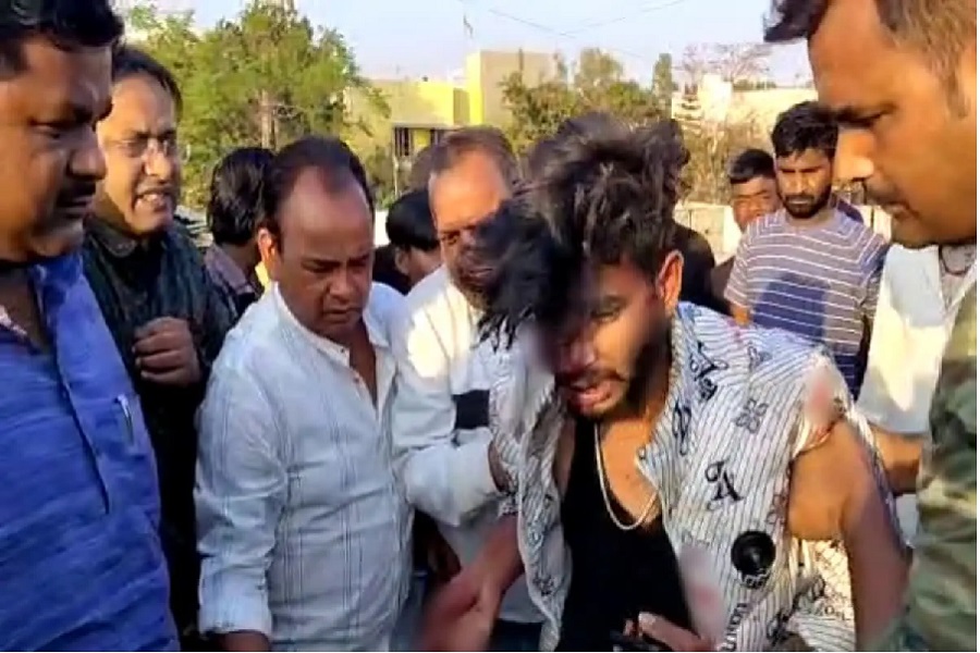 विधायकों ने दिया मानवता का परिचय, सड़क हादसे में घायल युवक को उठाकर भेजा अस्पताल 