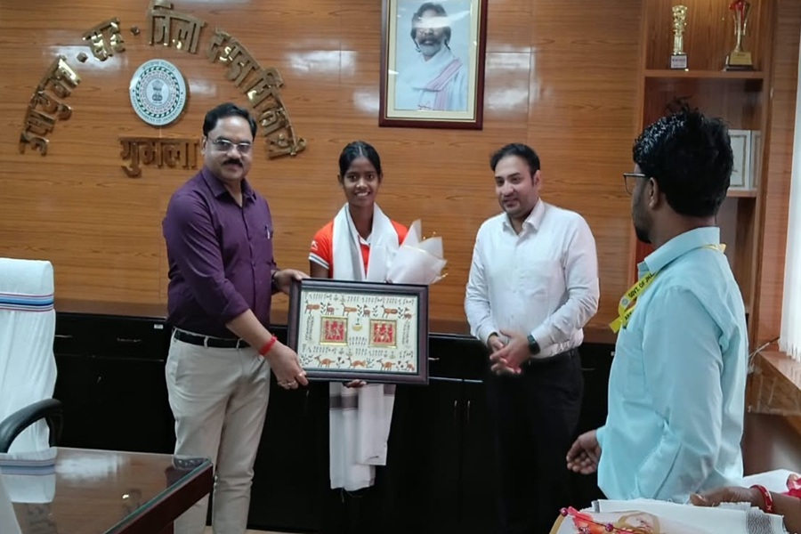 गुमला की पार्वती टोपनो ने जूनियर महिला एशिया कप में भारत को दिलाया गोल्ड, DC ने किया सम्मानित