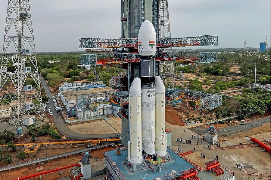 
						ISRO ने हासिल की बड़ी कामयाबी भारत का सबसे बड़ा LVM3 रॉकेट किया लॉन्च
					