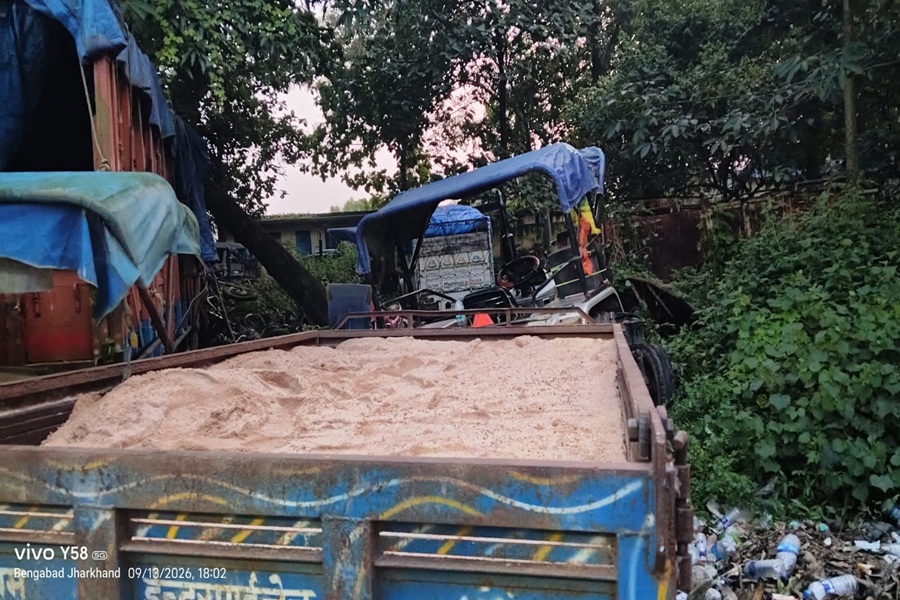 अवैध बालू परिवहन पर प्रशासन का शिकंजा, 2 ट्रैक्टर जब्त; चालक भागे