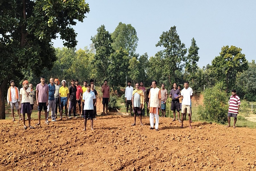 गुमला की 8 एकड़ वन भूमि पर अवैध कब्जे का आरोप, पिलर और कांटेदार तारों से शख्स ने किया घेराव