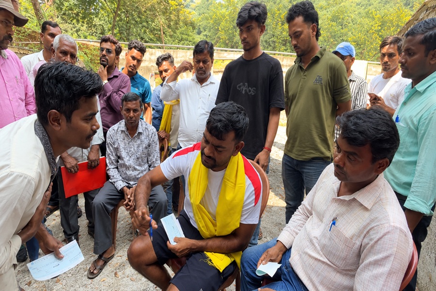 जनता दरबार में पहुंचे 7 फरियादियों के बीच जयराम महतो ने बांटे 1 लाख रुपये, सबको चेक सौंपा