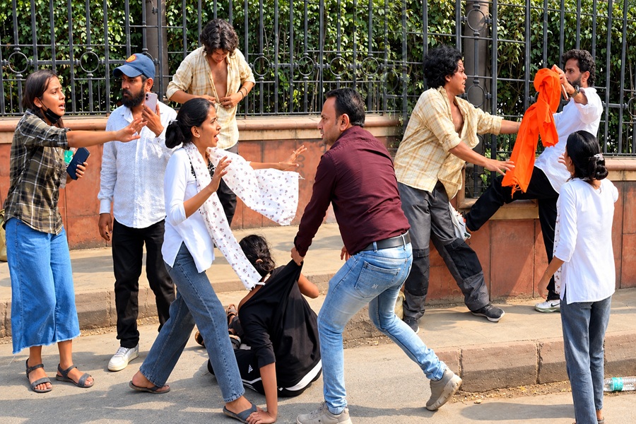 जंतर-मंतर पर प्रदर्शन के दौरान लड़की पर हमला करने वाले 4 लोग गिरफ्तार, हिंदू रक्षा दल के सदस्य हैं! 