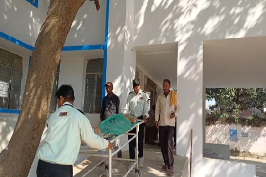 चुनाव के दौरान गुठनी में अचानक गिरा प्रखंड कार्यालय का गेट, जीविका दीदी घायल