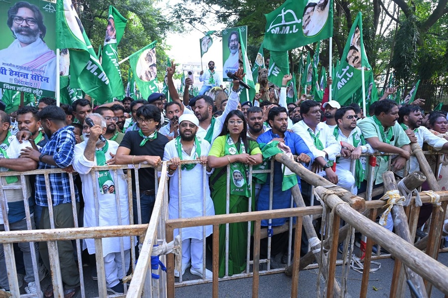 JMM का राजभवन के समक्ष प्रदर्शन, CEC ज्ञानेश कुमार को बर्खास्त करने की मांग